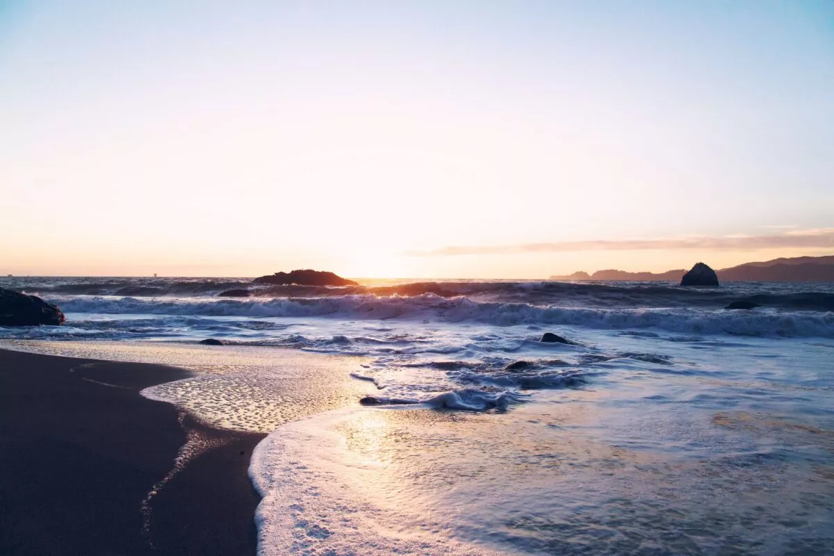 beach-with-waves-splashing