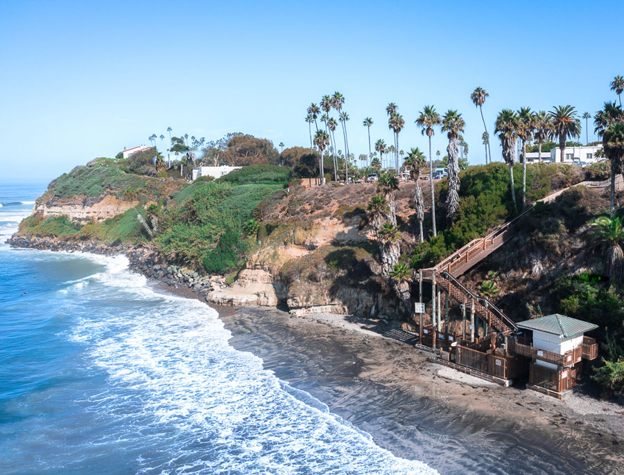 High-tide-at-Swami's-Beach