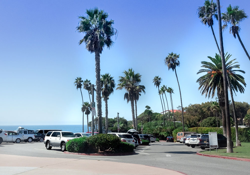 Swami's-Beach-parking-lot-view