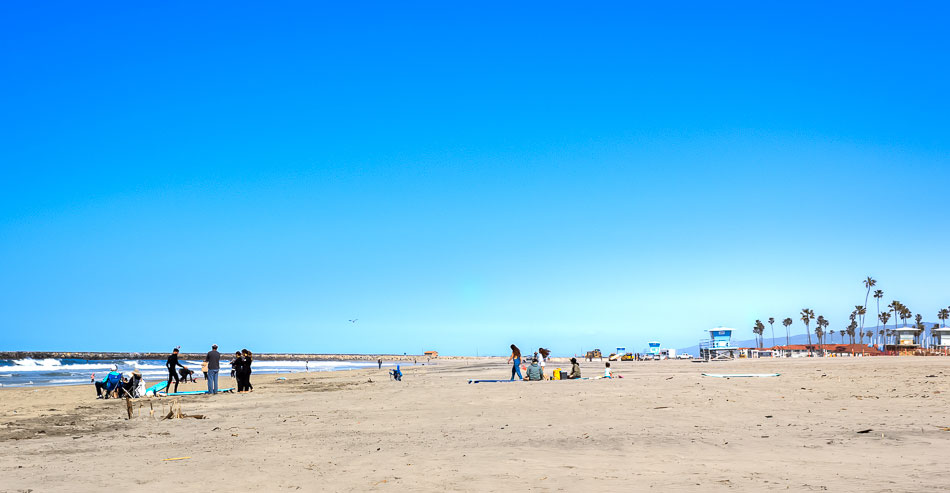 Oceanside-Harbor-Beach-on-a-sunny-day